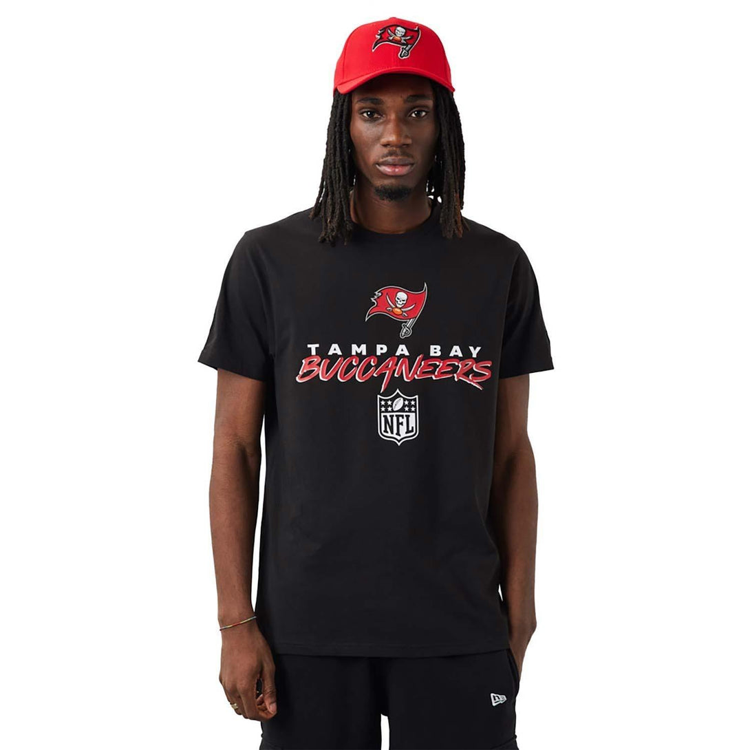 New Era Tampa Bay Buccaneers NFL Script Black póló - Sportmania.hu