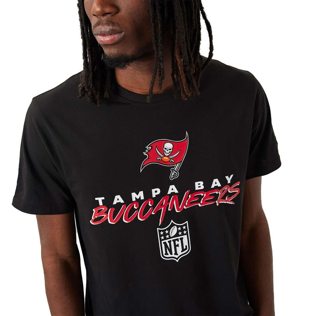 New Era Tampa Bay Buccaneers NFL Script Black póló - Sportmania.hu