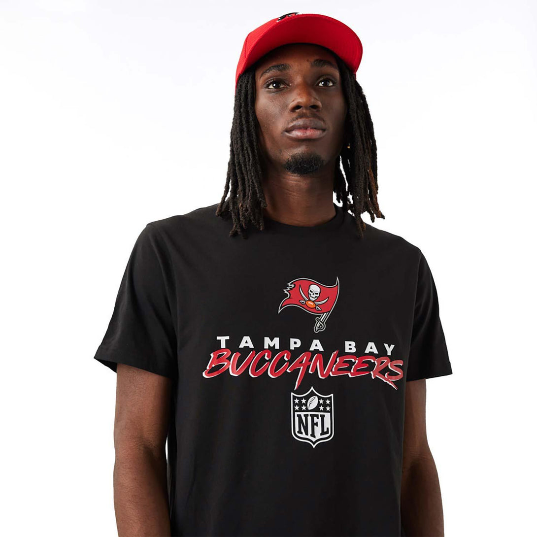 New Era Tampa Bay Buccaneers NFL Script Black póló - Sportmania.hu