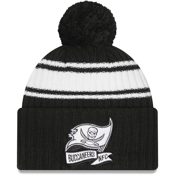 New Era Tampa Bay Buccaneers Sideline 2022 Sportknit Black and White kötött sapka - Sportmania.hu