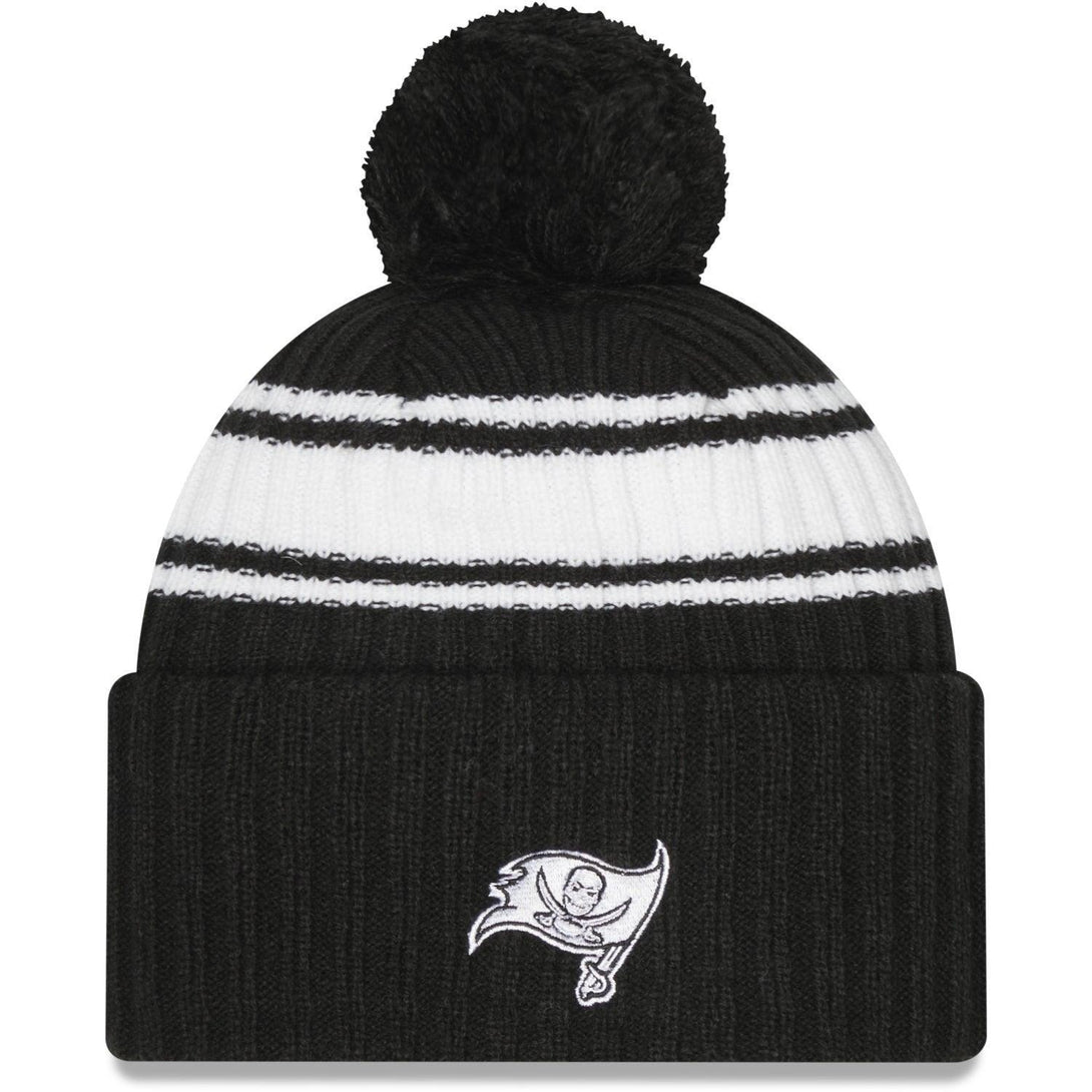 New Era Tampa Bay Buccaneers Sideline 2022 Sportknit Black and White kötött sapka - Sportmania.hu